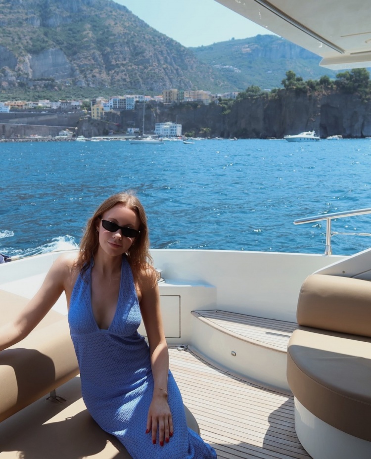 性感比基尼+水中激吻?！女友晒度假合照 申京：我的最爱