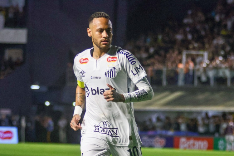 达尼洛被骂雇佣兵，内马尔怼自家球迷：闭嘴，放尊重点