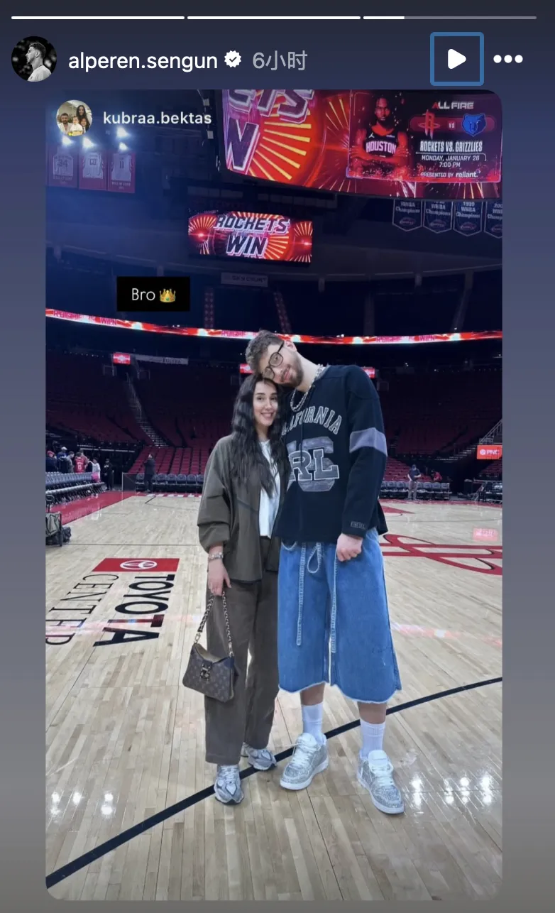 DB电竞平台-西部第四！阿尔佩伦-申京Ins晒和家人的合影与球迷分享